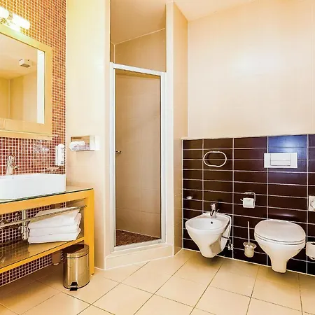 Nice In With 3 Bedrooms, Wifi And Swimming Pool Нови-Винодолски