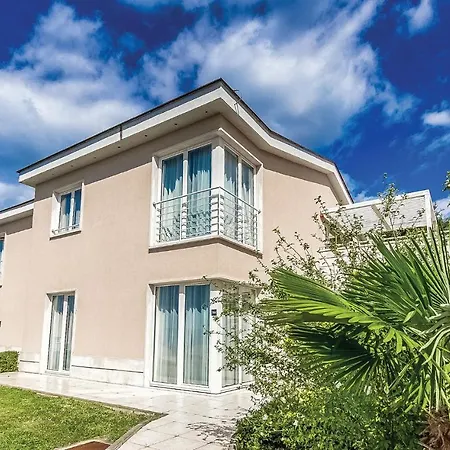 Nice In With 3 Bedrooms, Wifi And Swimming Pool Апартаменты *