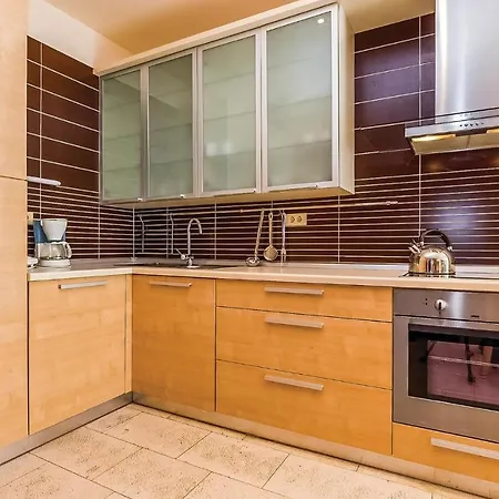 Nice In With 3 Bedrooms, Wifi And Swimming Pool Нови-Винодолски