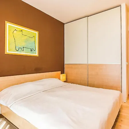 Nice In With 3 Bedrooms, Wifi And Swimming Pool Нови-Винодолски