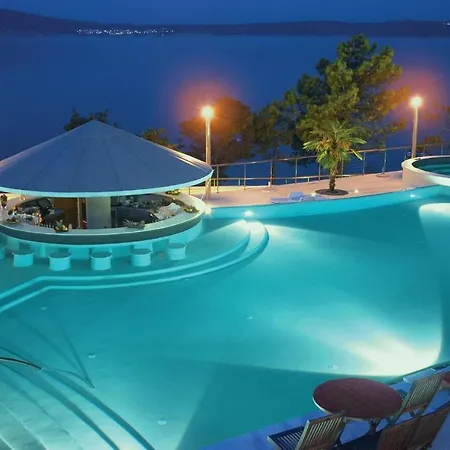 Nice In With 3 Bedrooms, Wifi And Swimming Pool * Нови-Винодолски