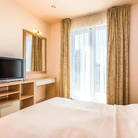 Nice In With 3 Bedrooms, Wifi And Swimming Pool Апартаменты *