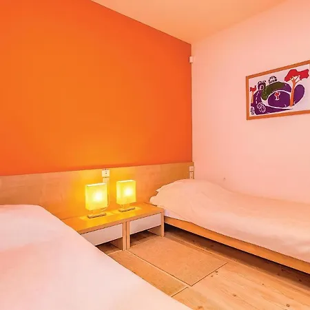 Nice In With 3 Bedrooms, Wifi And Swimming Pool Апартаменты Нови-Винодолски